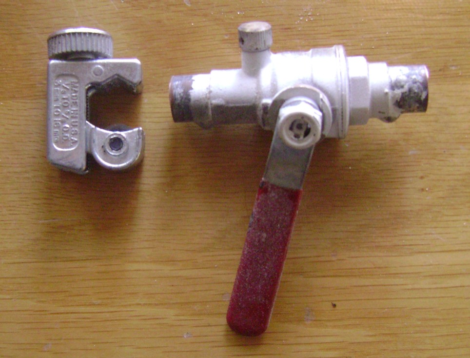 Leaky Ball Valve with Rotary Pipe Cutter