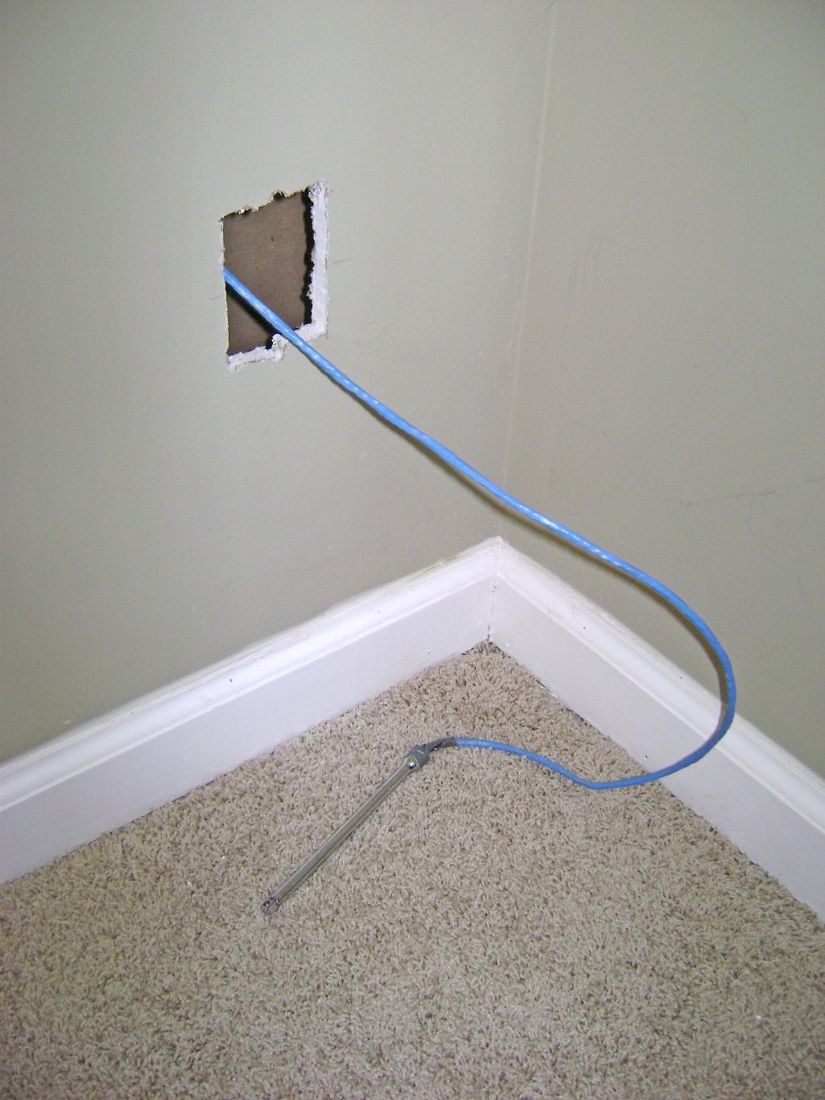 Интернет кабель для дома. Кабель канал для антенного кабеля. Кабель канал роутер. Прокладка интернет кабеля в квартире. Прокладка интернет кабеля в стене.