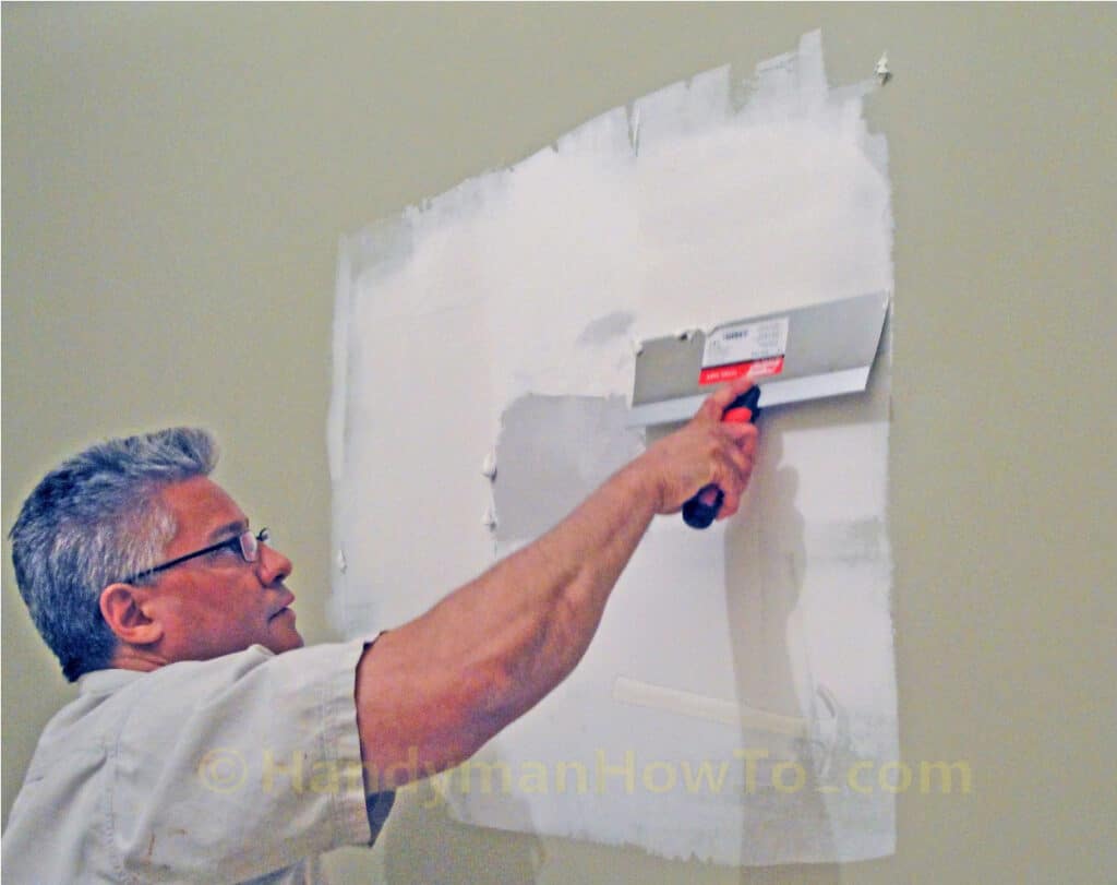 Drywall Repair Panel Finish: Joint Compound Feather Coat